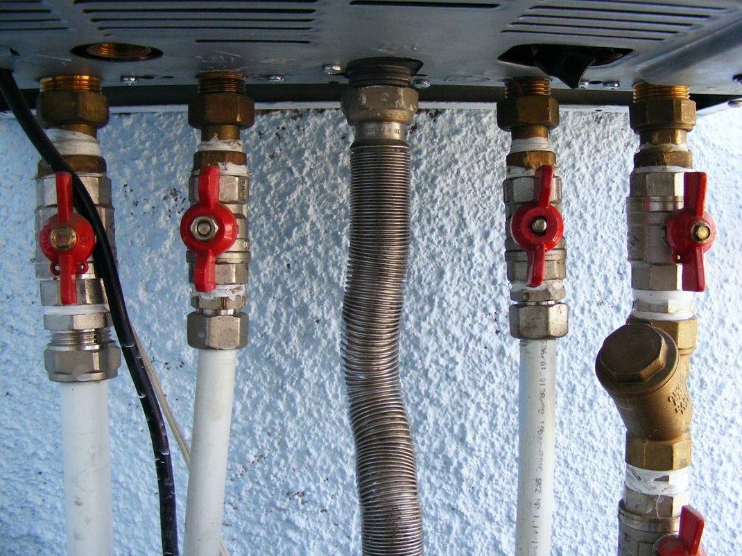 Anschlüsse und Rohrleitungen einer Heizungsanlage