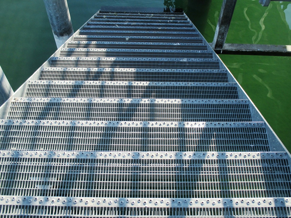 Stahltreppe mit verzinkten Gitterroststufen