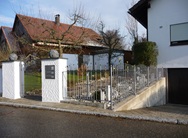 Schmiedezaun mit Gartentor und Zierelementen der König GmbH